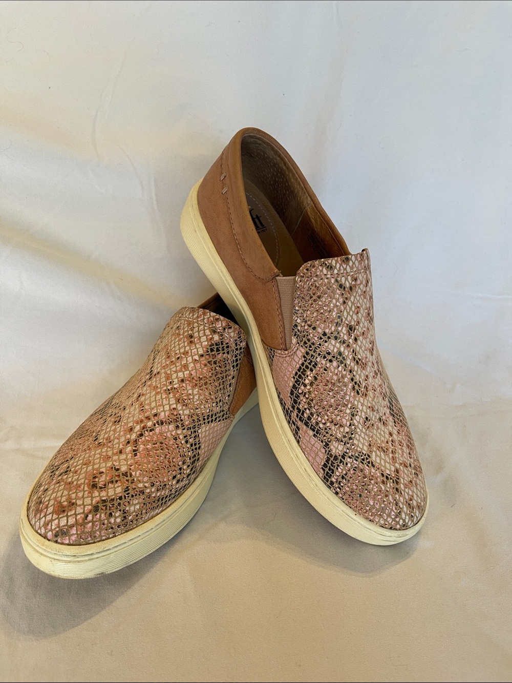 Sofft Sneakers in Pink Snake Print size 7.5